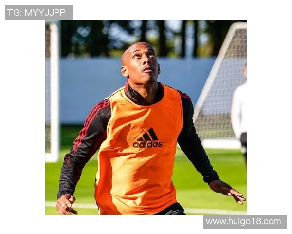 曼联官宣新援加盟消息引发球迷热议期待新赛季表现